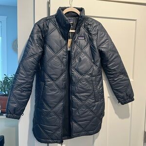 Brand new navy blue Patagonia Pine women’s small insulated waist length jacket